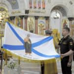 Военнослужащим Кронштадта вручен Андреевский флаг