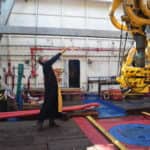 Клирик Морского собора освятил буровую установку в Кронштадте