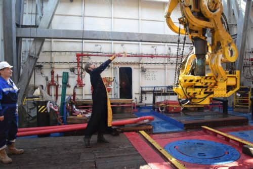 Клирик Морского собора освятил буровую установку в Кронштадте Клирик Морского собора освятил буровую установку в Кронштадте