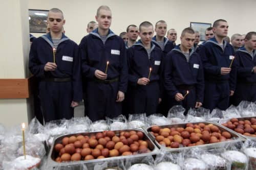 В кронштадтском учебном центре ВМФ освятили  пасхальные яства