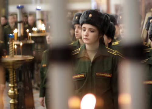 Курсанты и кадеты IT-школы Военной академии связи молились в Морском соборе Кронштадта