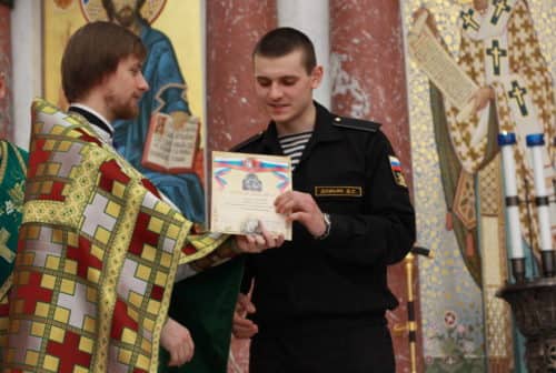 Матросы 907-го Объединенного учебного центра ВМФ награждены церковными грамотами