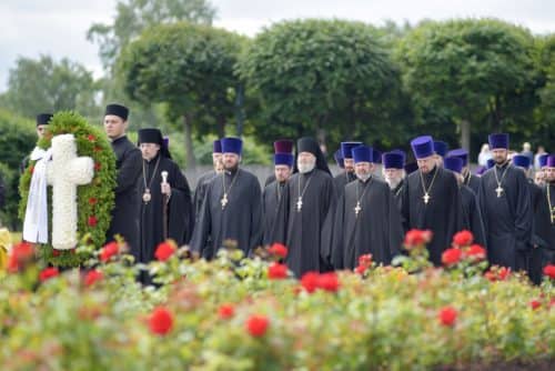 Делегация епархии приняла участие в возложении венков на Пискаревском кладбище