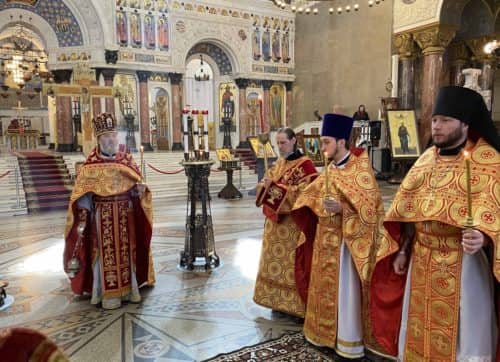 В день Радоницы архимандрит Алексий (Ганьжин) совершил Божественную Литургию и пасхальное поминовение усопших